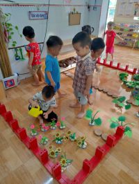 Trẻ 3 tuổi hoạt động góc xây dựng