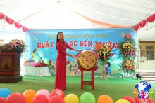 Cô Nguyễn Thị Bích Hòa - Hiệu trưởng nhà trường                        đánh trống khai giảng năm học mới