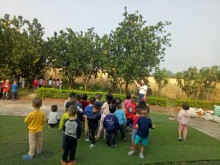 Cô Minh Trang giới thiệu các loại cây trong vườn