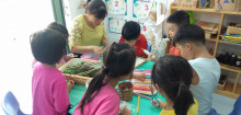 Trẻ lớp 5 tuổi A3 vẽ tranh chúc mừng ngày Nhà giáo Việt Nam