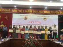 Đ/c Đỗ Thị Sen-CTCĐ và đ/c NGuyễn Thị Bích Hòa  Hiệu trưởng nhà trường lên nhận giấy khen tại hội nghị