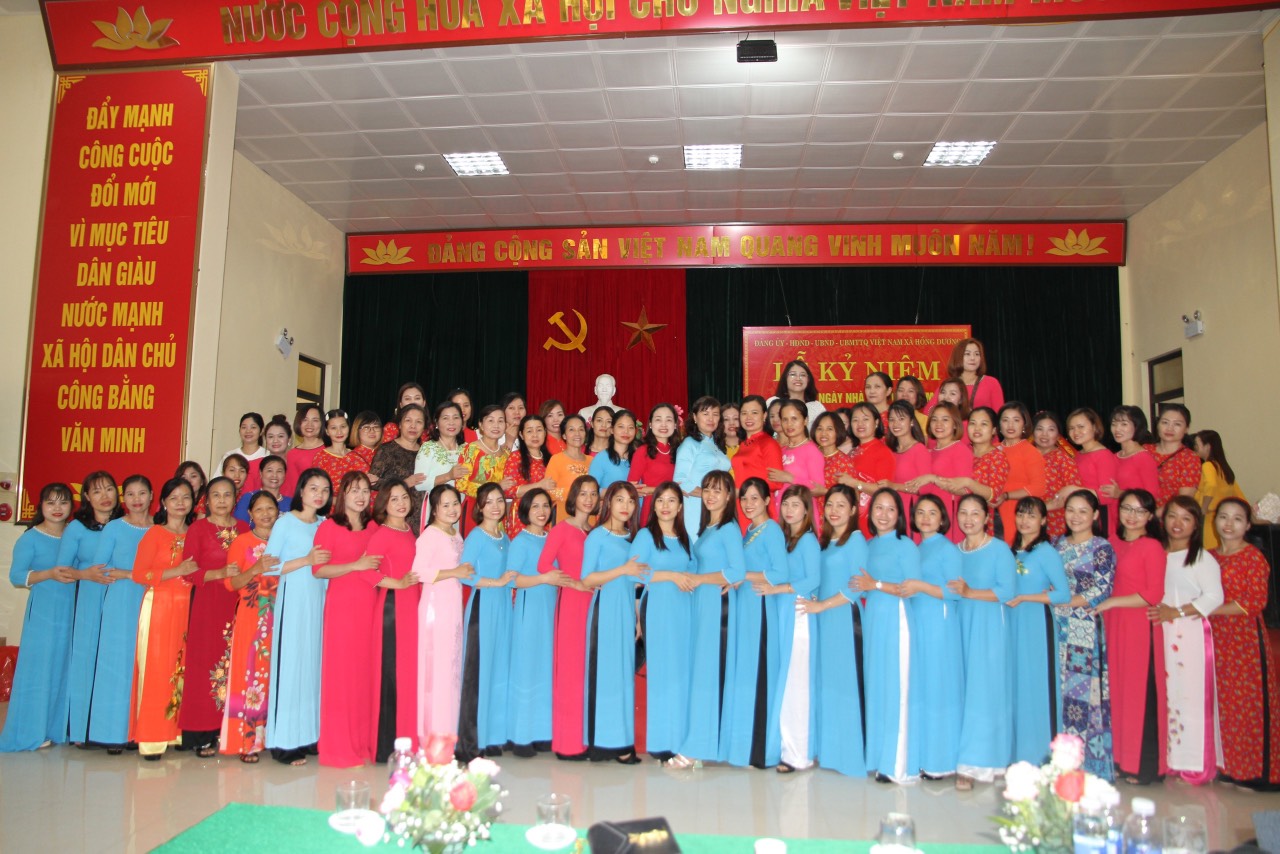 Tập thể CB _ GV _ NV trường MN Hồng Dương trong lễ kỉ niệm 40 năm ngày thành lập nhà giáo Việt Nam